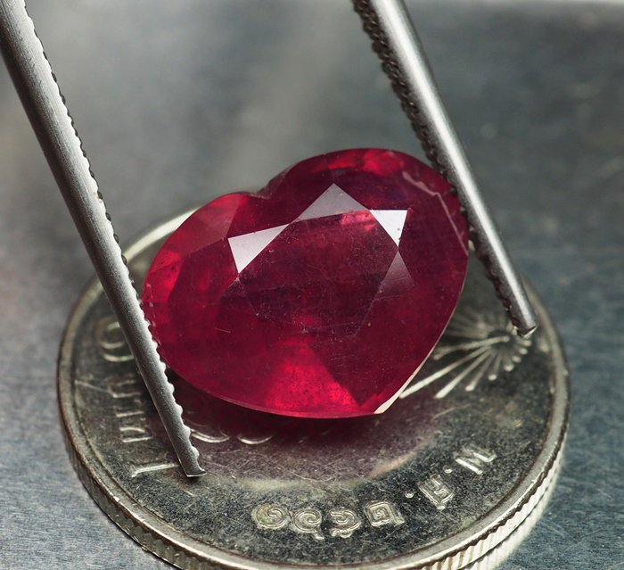 พลอยทับทิม (Ruby) 6.50 กะรัตสีชมพูอมแดง