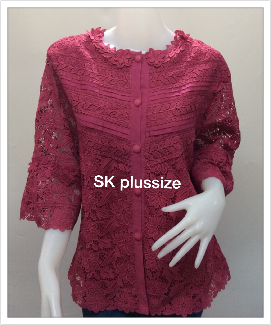 เสื้อลูกไม้ ติดกระดุมหน้า สีแดงเชอรี่ รอบอก 50 นิ้ว