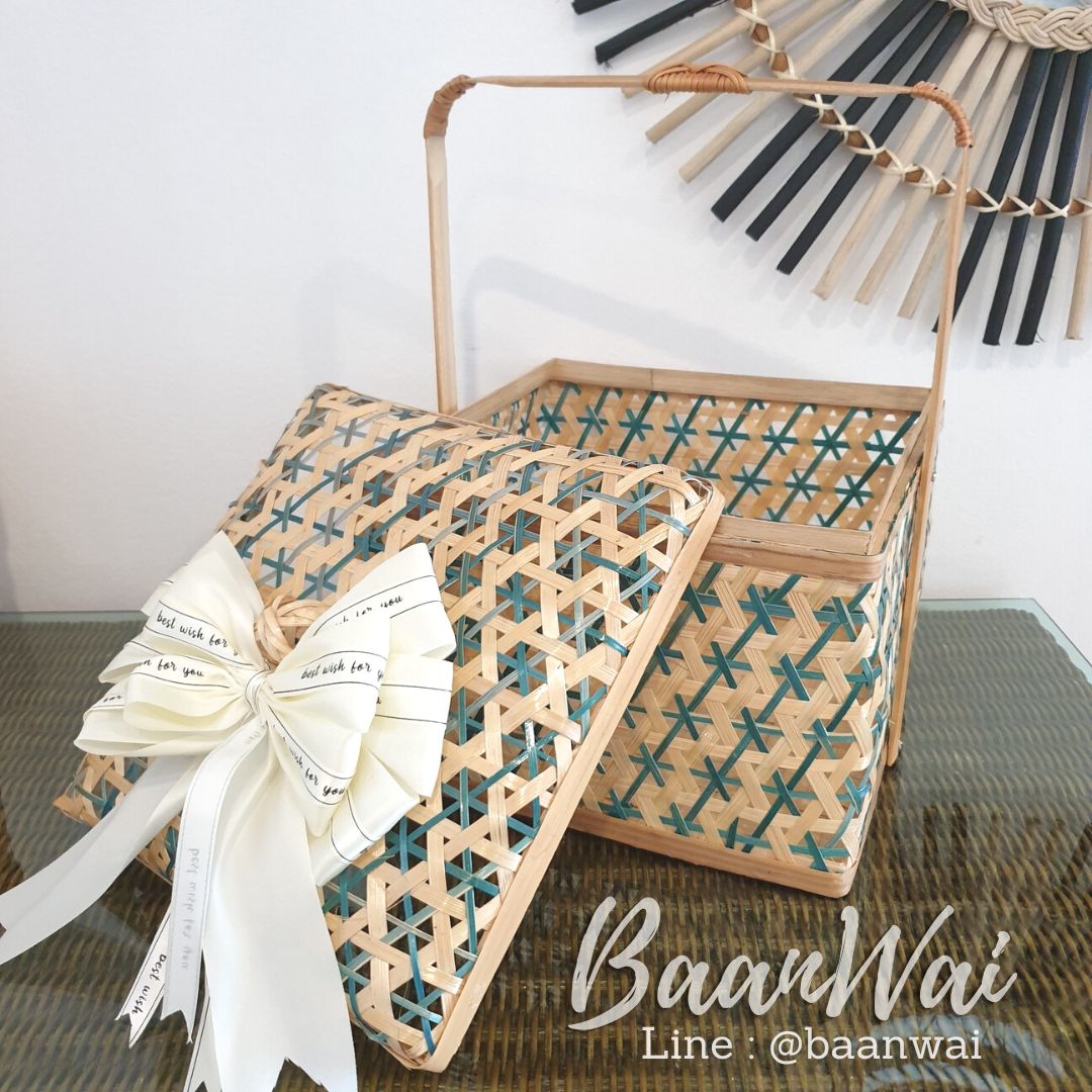 ปิ่นโตไม้ไผ่ ลายดาวล้อมเดือน ทรงเหลี่ยม ขนาด 10*10 นิ้ว