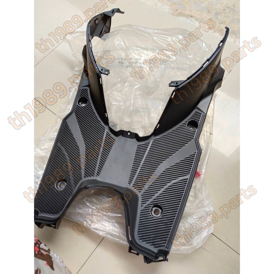 แผ่นรองพักเท้าสีดำ GT125 2015-2023 อะไหล่แท้ YAMAHA 2SX-F7481-00 เป็นพื้นเหยียบพลาสติกแข็งอันใหญ่อันเดียวแบบที่มีมากับรถ ❌ไม่ใช่แผ่นยาง!!!❌