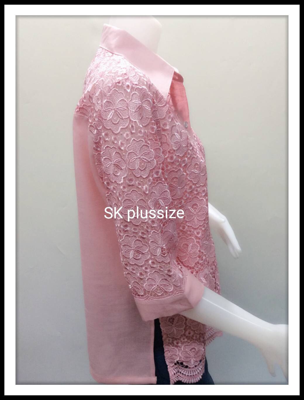 เสื้อเชิ้ตลินินแต่งลูกไม้ สีชมพู รอบอก 44 นิ้ว