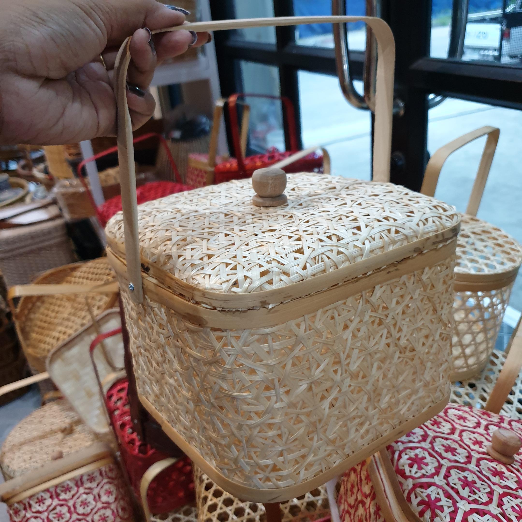 ปิ่นโตไม้ไผ่ ลายพิกุล ทรงเหลี่ยม หูพับ ขนาด 8*8*6 นิ้ว