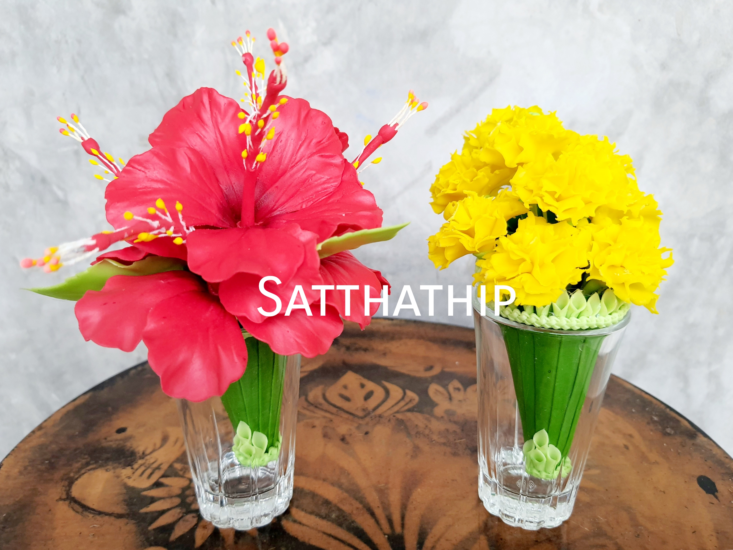 ชุดกรวยดอกชบา 5 ดอก และดอกดาวเรือง 9 ดอก ประดิษฐ์จากดิน
