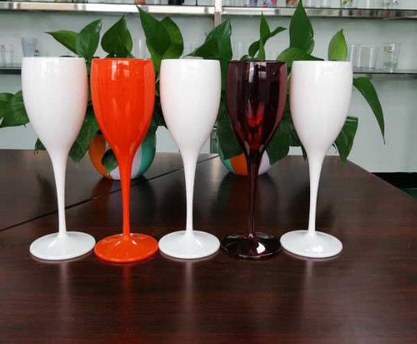แก้วไวน์,แก้วแชมเปญ,แก้วแชมเปญพลาสติก