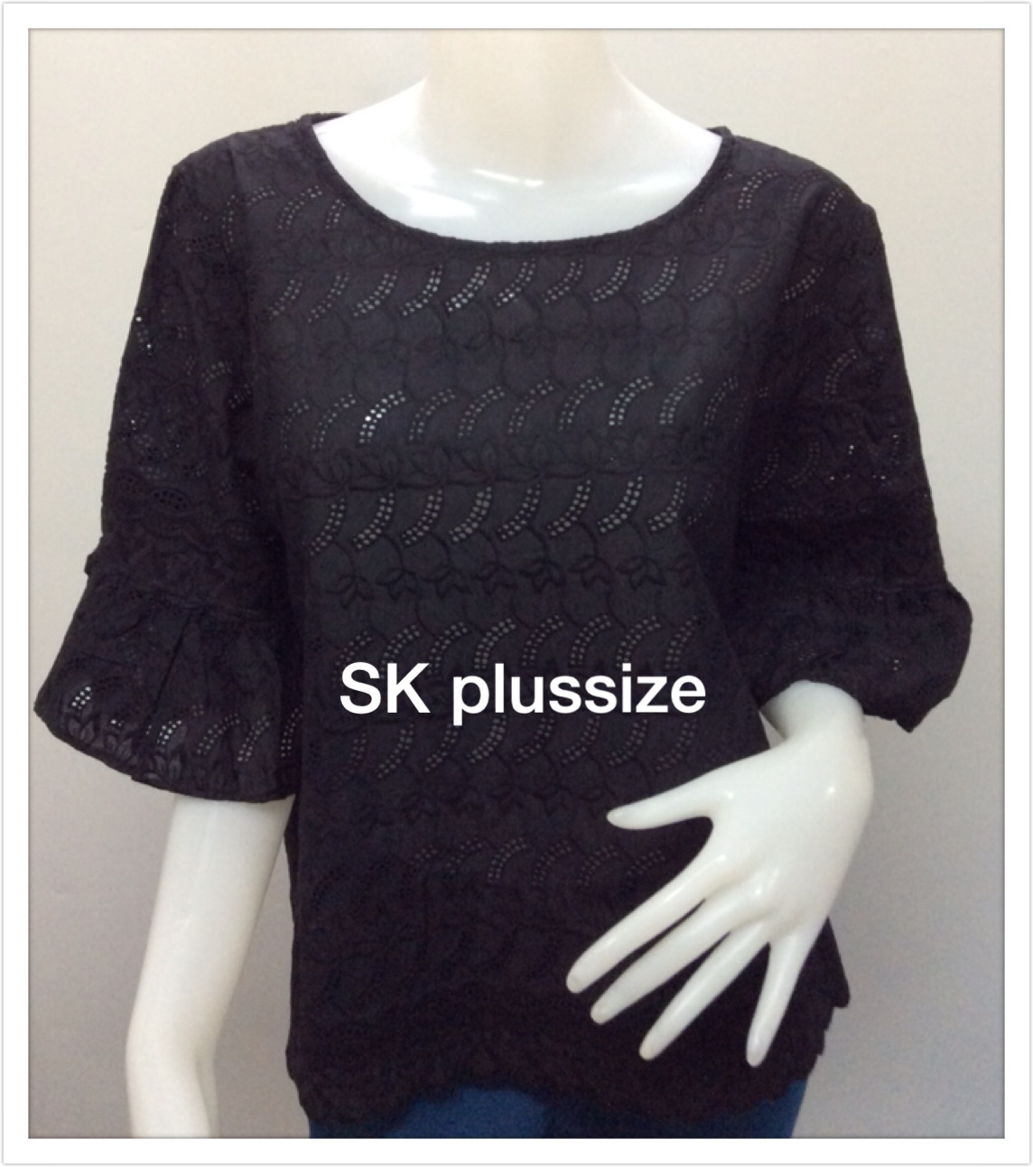 เสื้อคอตตอนฉลุ สีดำ คอปาด แขนต่อระบาย รอบอก 50 นิ้ว