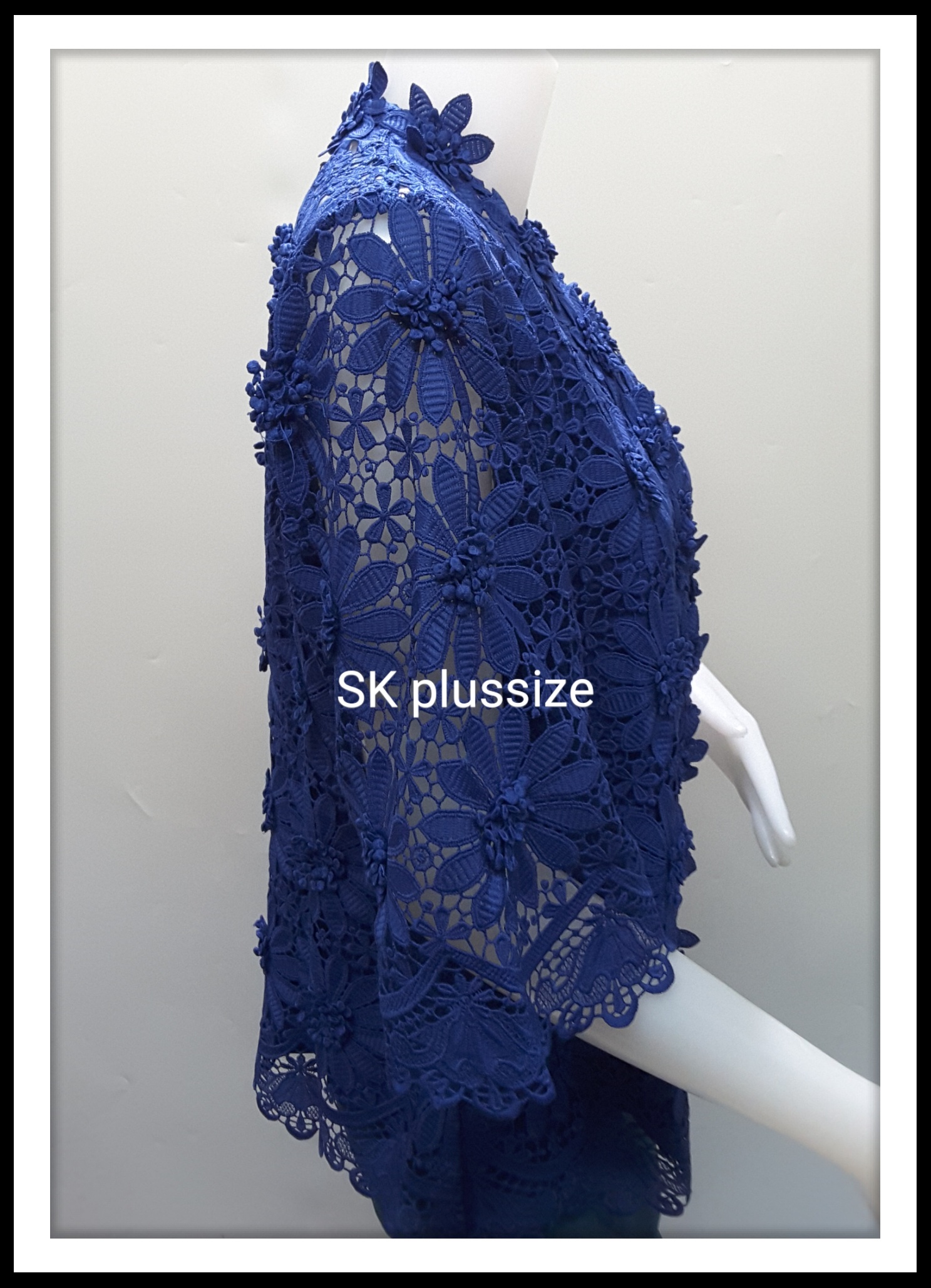 เสื้อลูกไม้ คอวีตั้ง สีน้ำเงิน ติดกระดุมหน้า รอบอก 38 นิ้ว