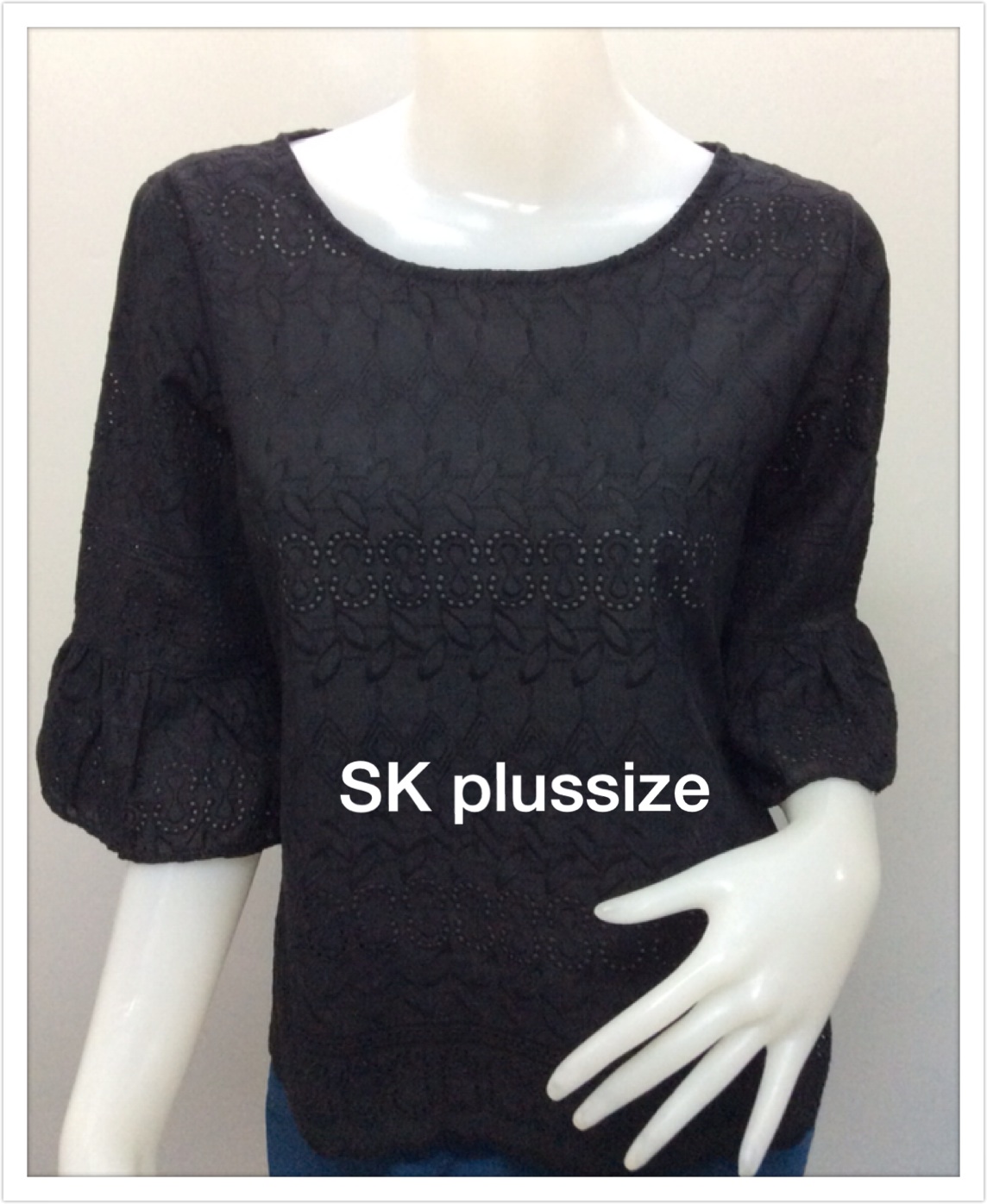 เสื้อคอตตอนฉลุ สีดำ คอปาด แขนต่อระบาย รอบอก 44 นิ้ว