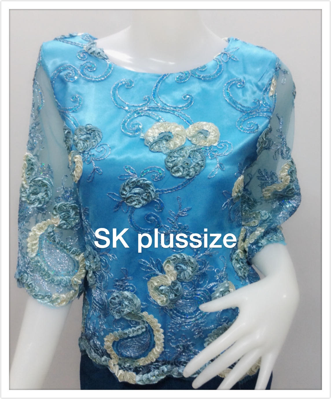เสื้อลูกไม้บุหงา สีฟ้า คอปาด แขน 3 ส่วน รอบอก 36 นิ้ว
