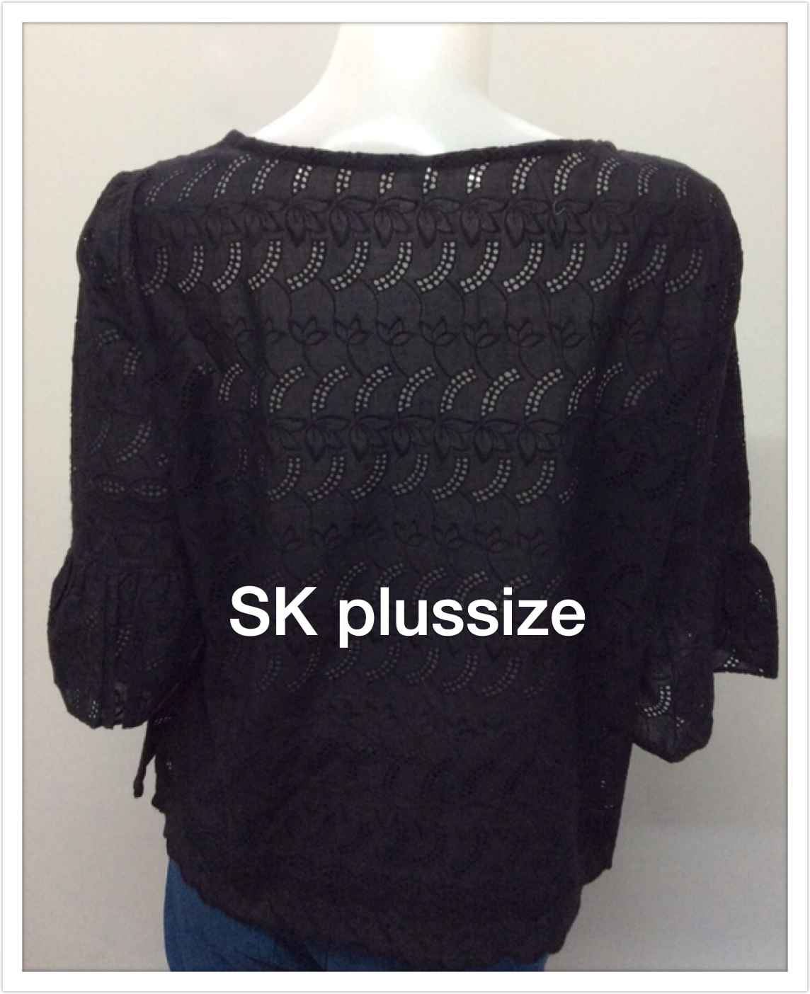 เสื้อคอตตอนฉลุ สีดำ คอปาด แขนต่อระบาย รอบอก 44 นิ้ว