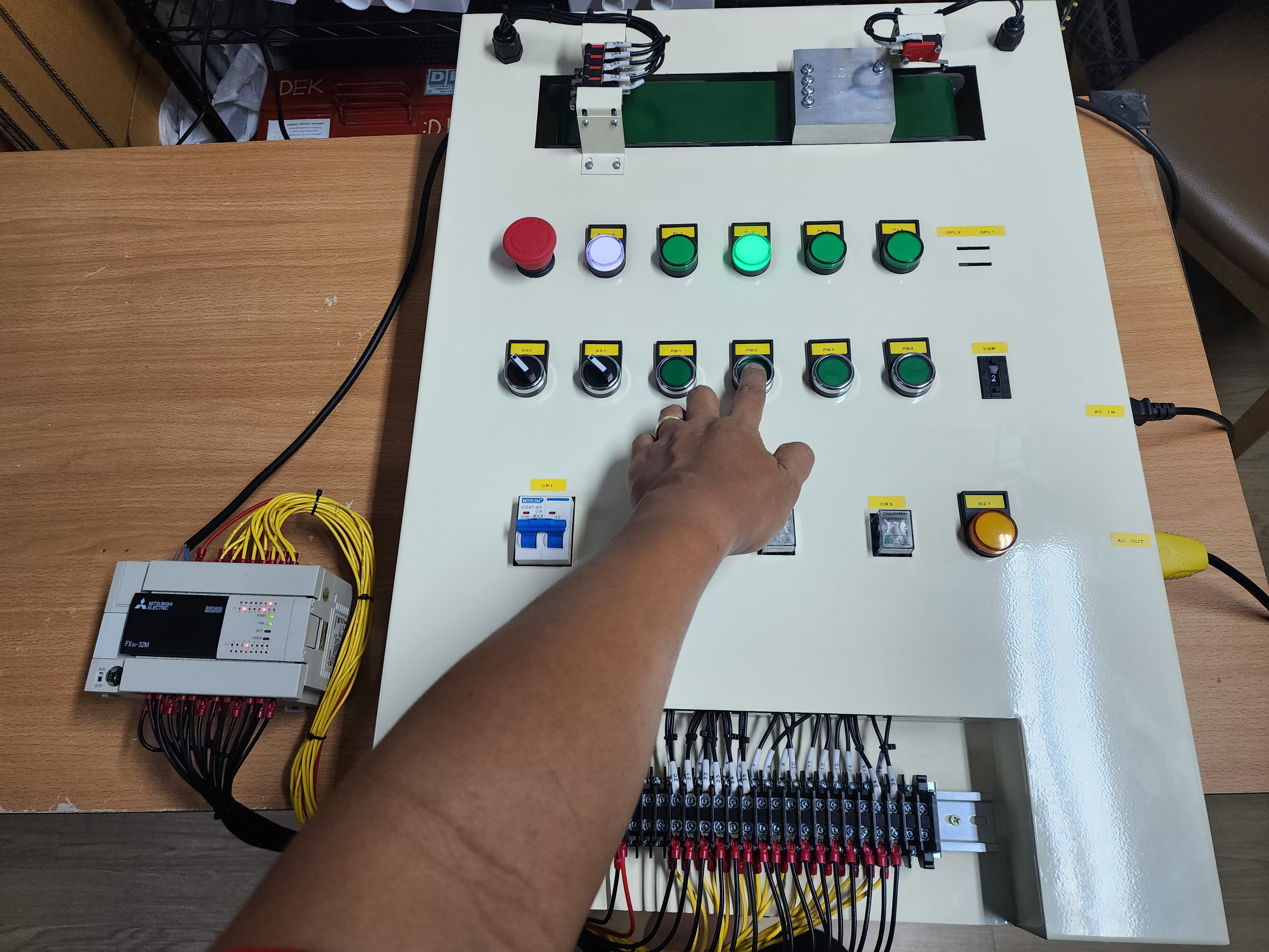ชุดฝึกอบรม PLC พร้อม ชุด Conveyor สำหรับการจำลองการทำงานเครื่องจักร