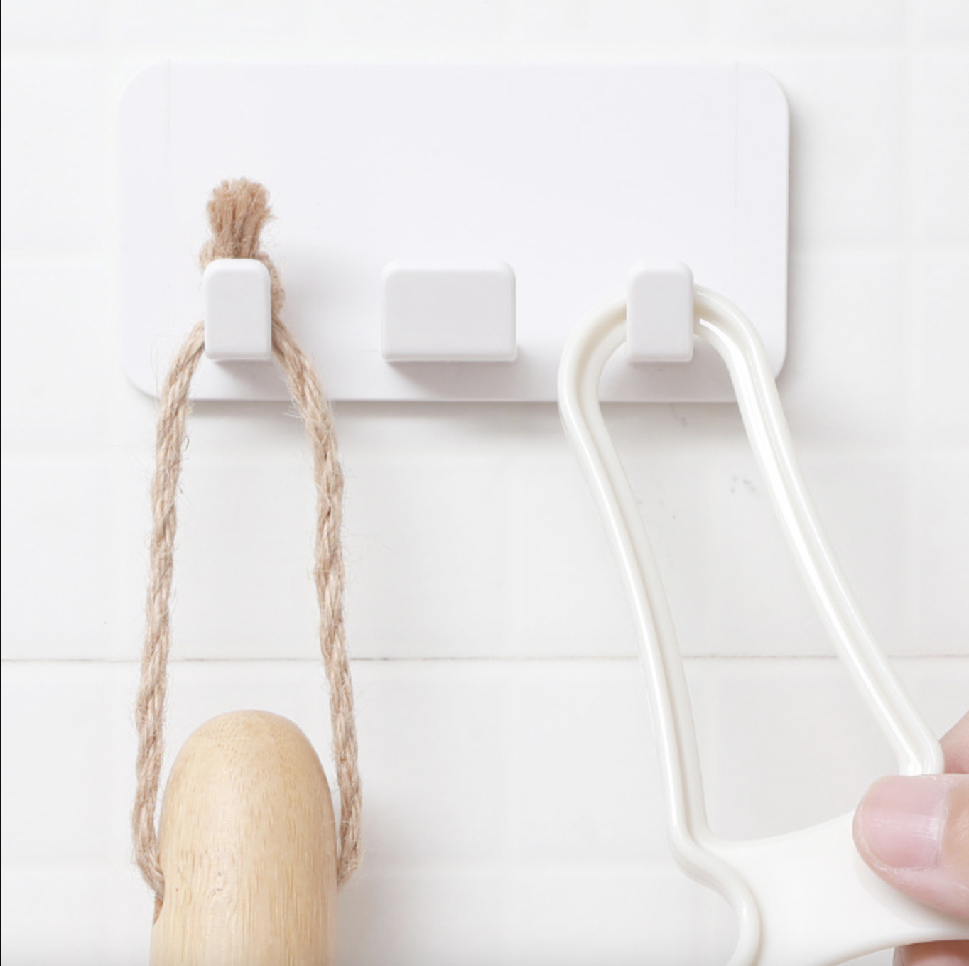 ที่แขวน ที่เเขวนปลั๊ก ที่แขวนติดผนัง ที่แขวนเเบบคู่ ตะขอแขวน ตะขอติดผนัง ตะขอแขวนปลั๊ก ตะขอแขวนปลั๊กไฟ ตะขอแบบคู่ ติดผนัง ไม่เจาะ