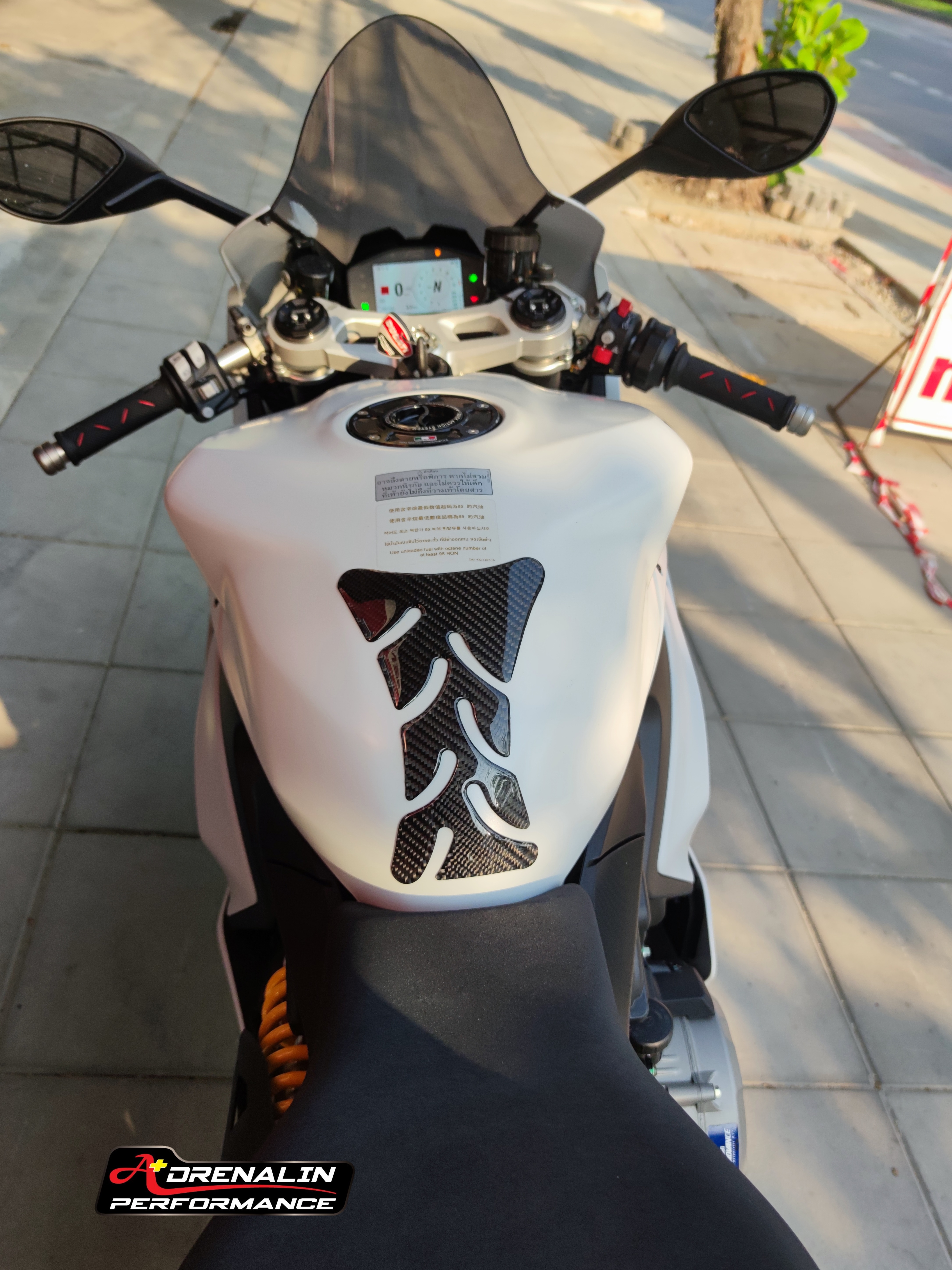 สติ๊กเกอร์กันรอยถัง คาร์บอนแท้ Made in USA สำหรับ Panigale V2
