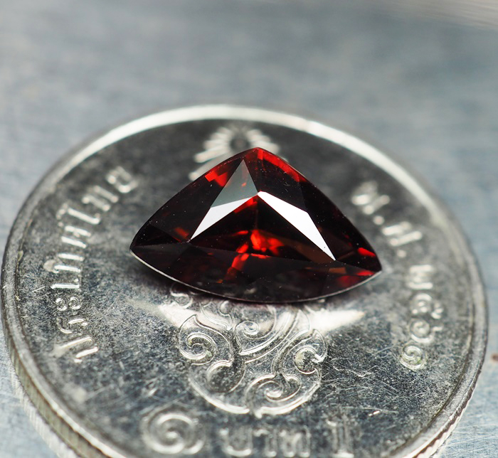 พลอยโกเมน (Garnet) 1.62 กะรัตแดงสวย