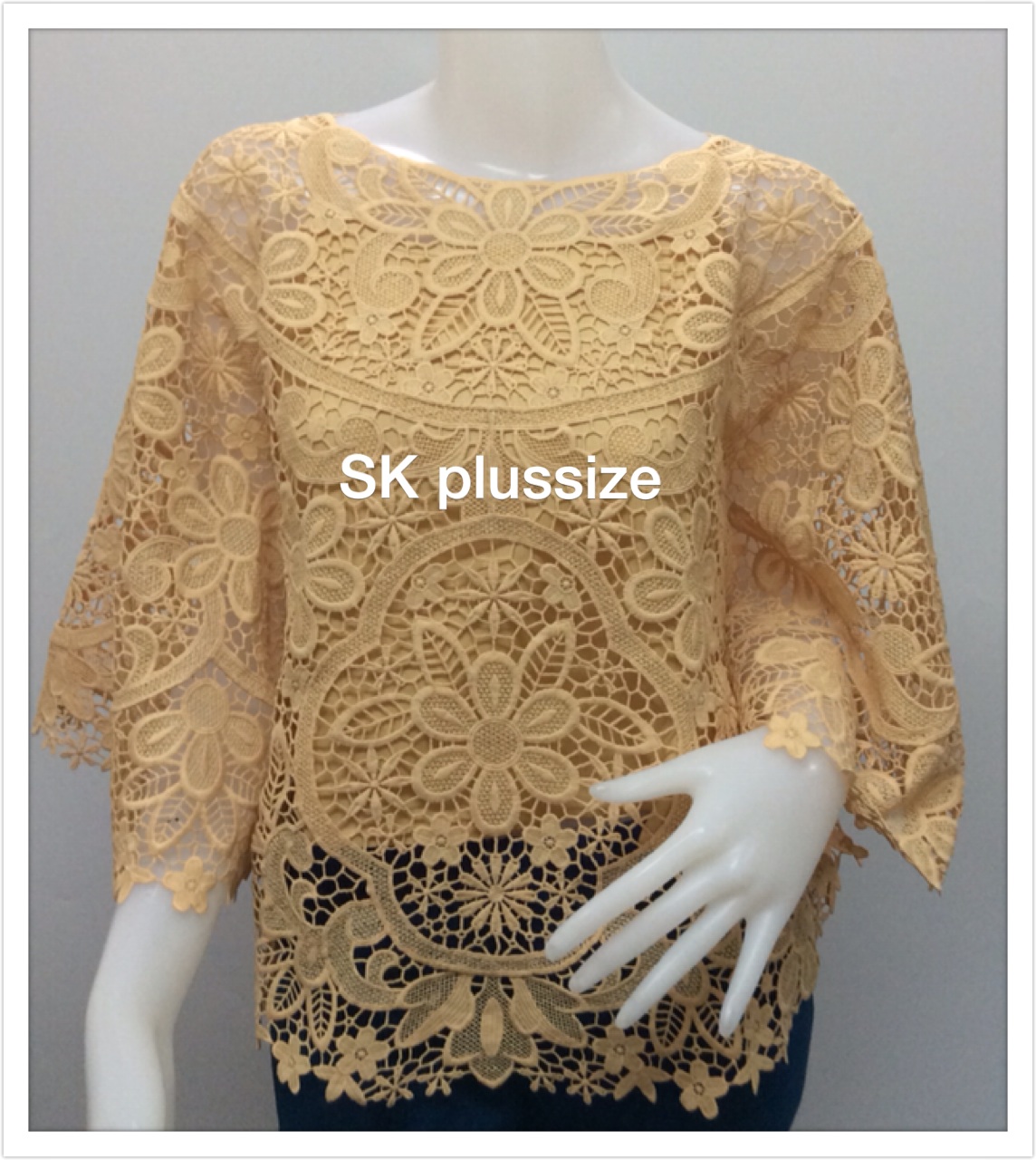 เสื้อลูกไม้ 2 ชิ้น แขนค้างคาว ทรงครึ่งวงกลม สีเหลือง รอบอก 44 นิ้ว