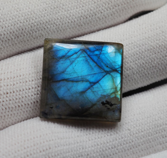 พลอยลาบราโดไรท์ (Labradorite) 24.80 กะรัต