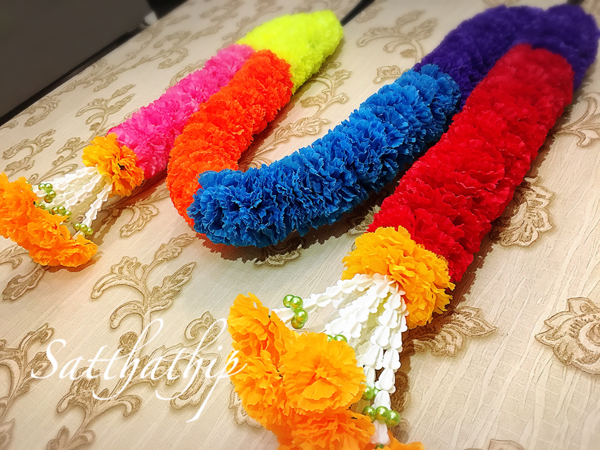 พวงมาลัยเจ็ดสีเจ็ดศอก/พวงมาลัยผ้าสองชาย [แบบตัดก้านดอก ร้อยแน่น 450 บาท/เมตร]