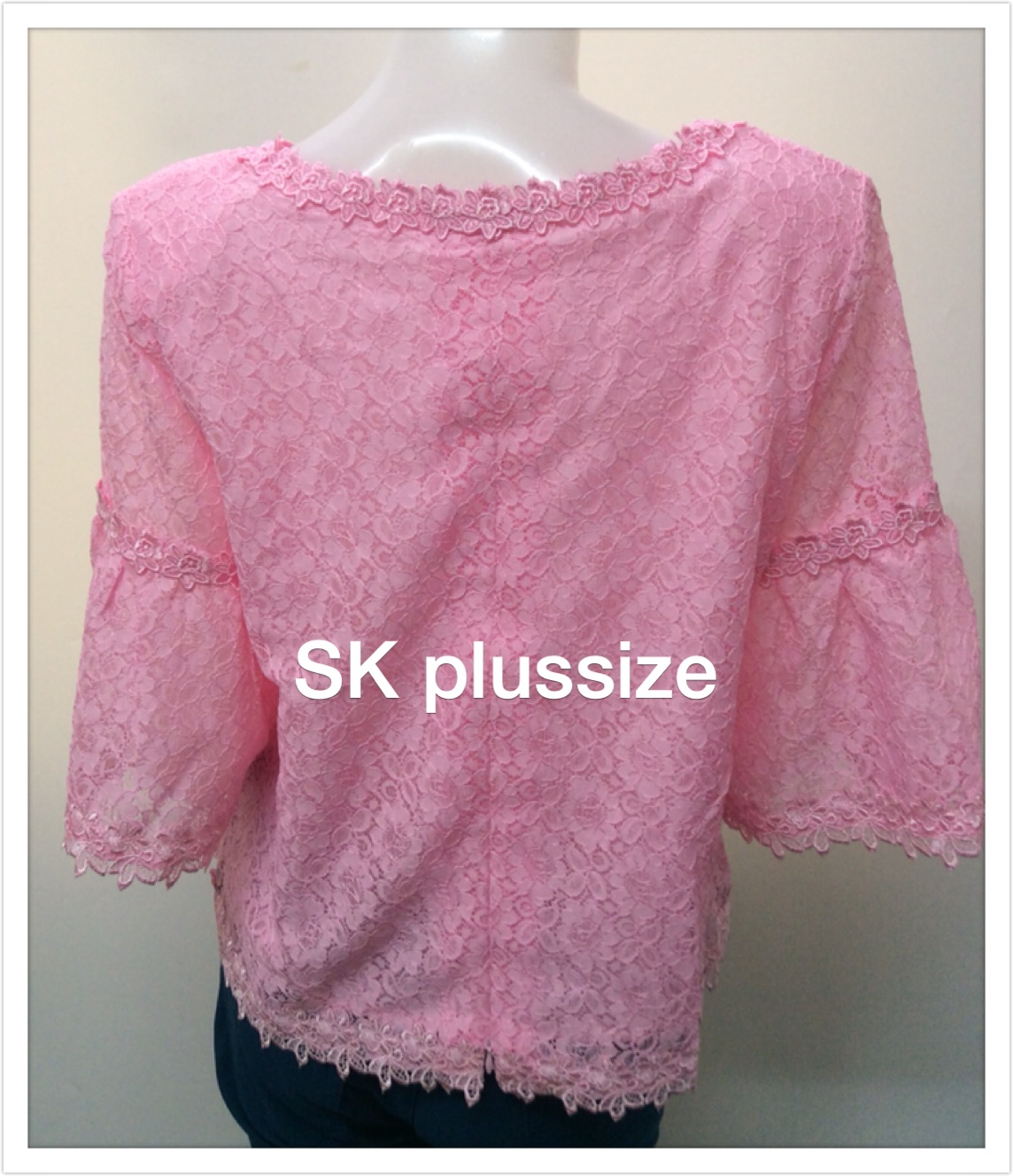 เสื้อลูกไม้ แขนพุ่ม สีชมพู รอบอก 38 นิ้ว