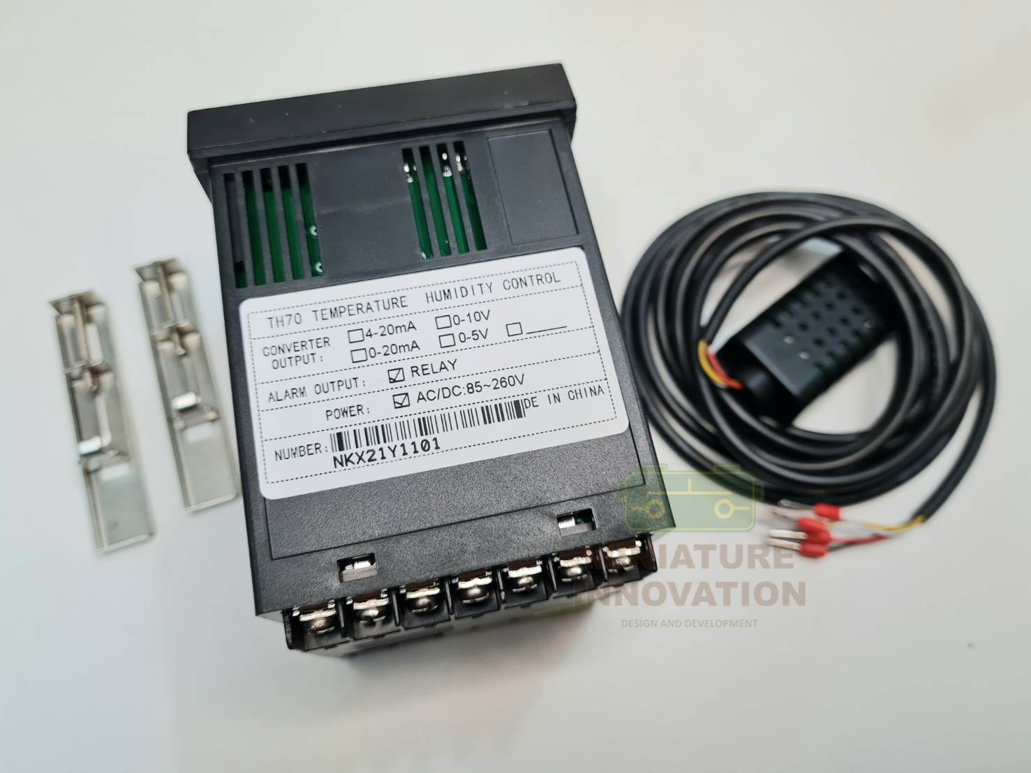 เครื่องควบคุมความชื้นและอุณหภูมิแบบดิจิตอล Digital temperature and humidity controller 72X72mm