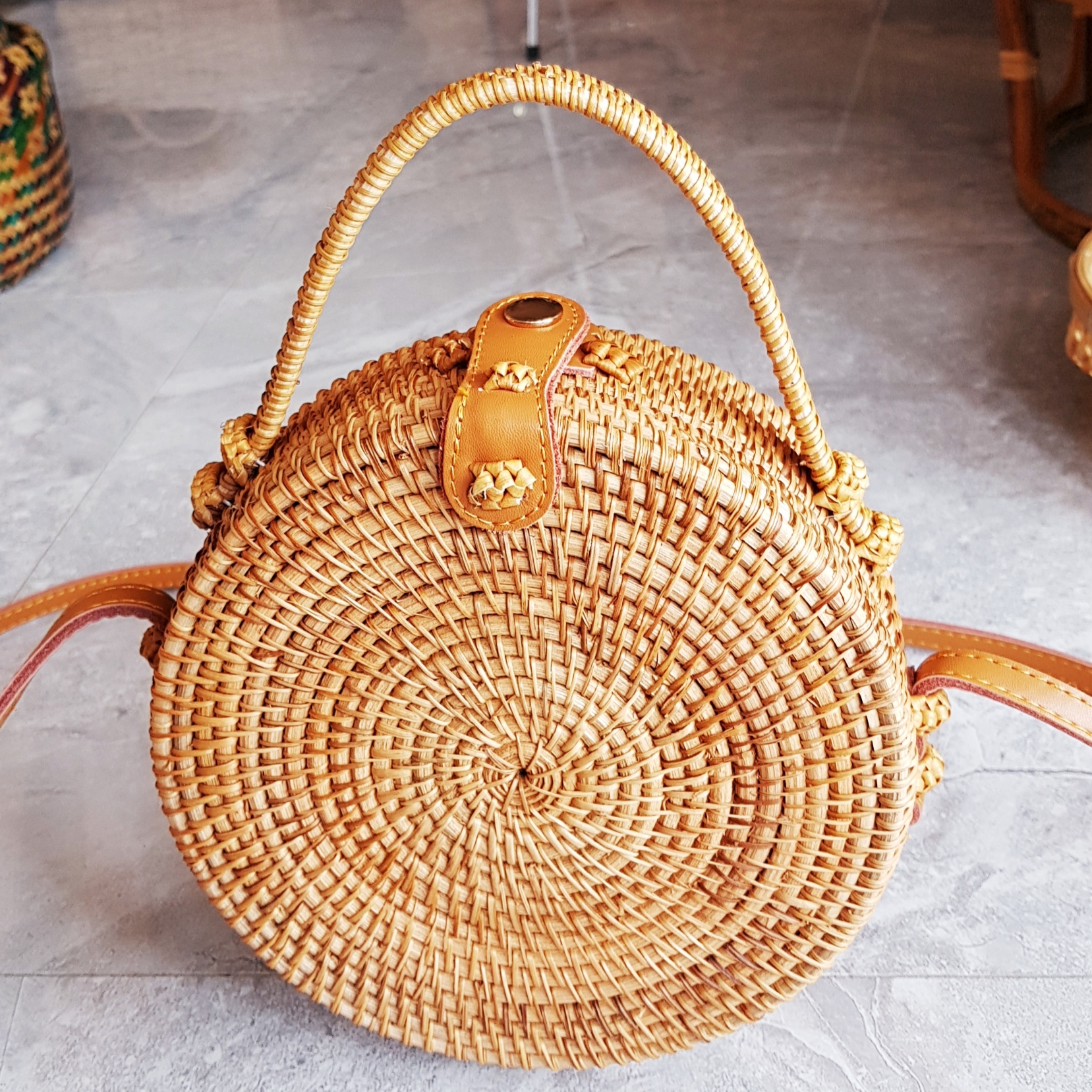 กระเป๋าหวายกลม แบบถือ มีสายหนัง