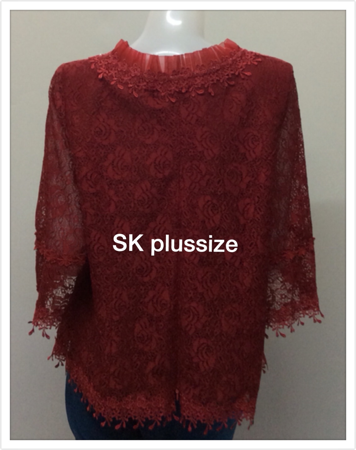 เสื้อลูกไม้ สีแดง คอแต่งผ้าแก้ว รอบอก 44 นิ้ว