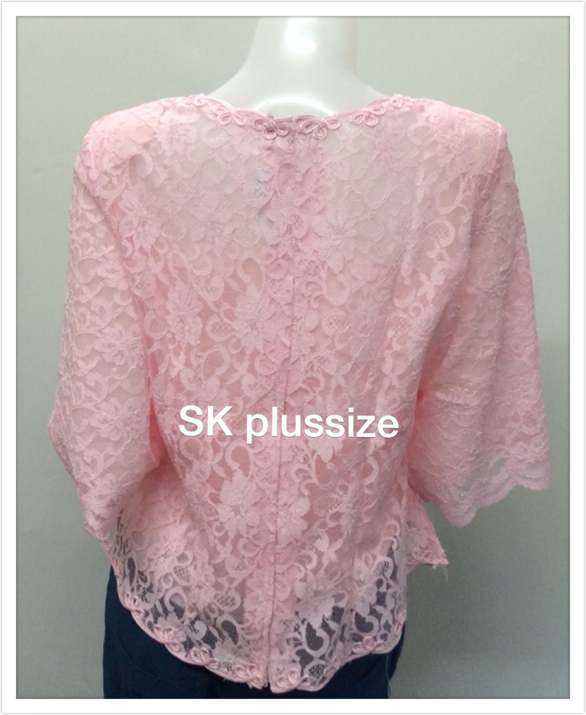 เสื้อลูกไม้ สีชมพู คอเหลี่ยม แขน 3 ส่วน รอบอก 38 นิ้ว