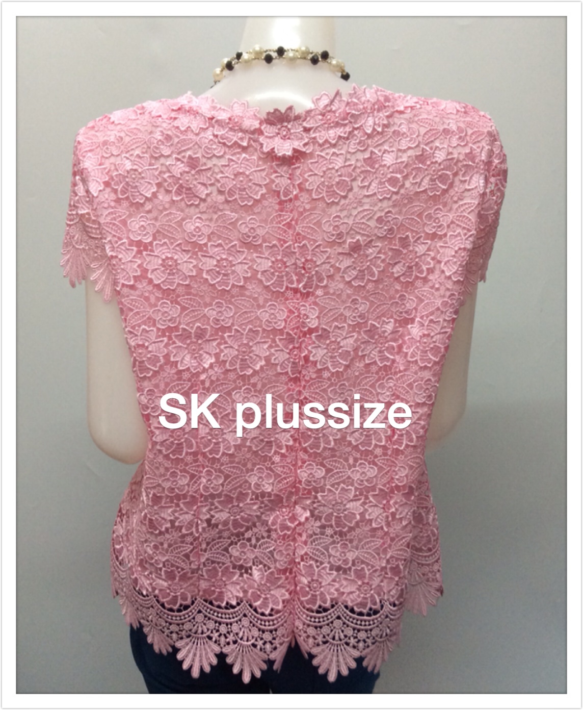 เสื้อลูกไม้ สีชมพู แขนสั้น รอบอก 44 นิ้ว