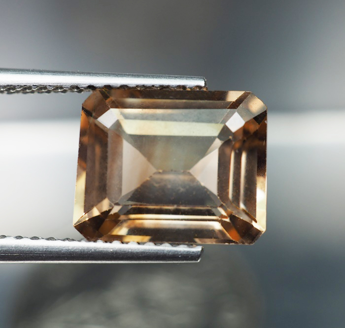 โทปาสสีแชมเปญ (Champagne Topaz) 3.80 กะรัต AAA