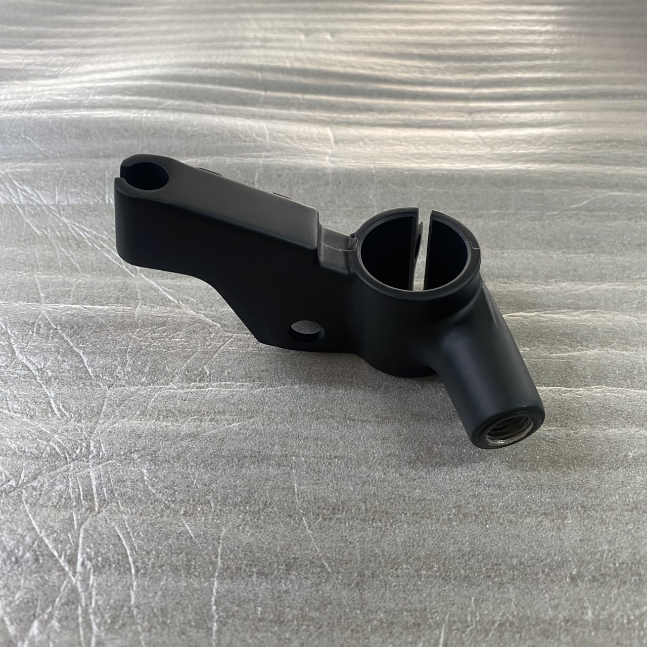 5TL-H2911-10 หูยึดมือเบรค สีดำ MIO , MIO115I , MIO125 , TTX , FINO115I อะไหล่แท้ YAMAHA