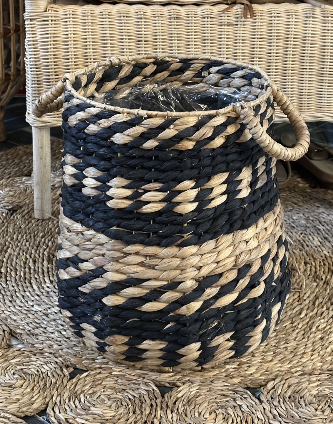 ตะกร้าต้นไม้ ตะกร้าผักตบชวา กระถางต้นไม้ลายคาดดำ กระถางต้นไม้