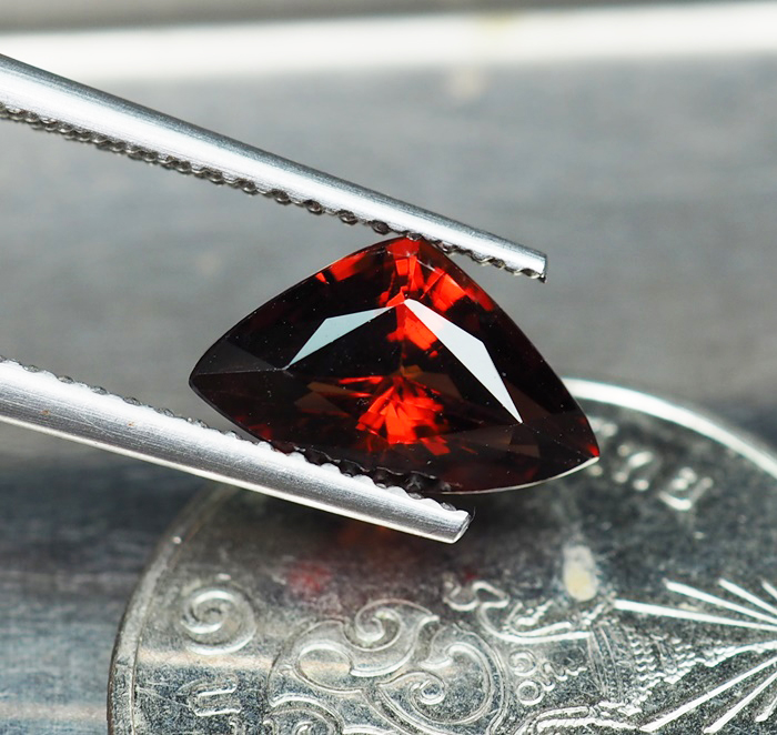 พลอยโกเมน (Garnet) 1.62 กะรัตแดงสวย