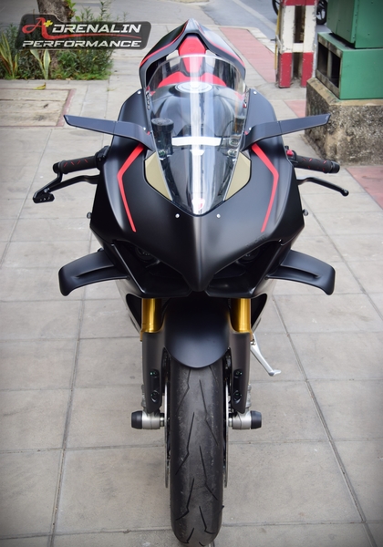 กระจกข้าง Rizoma รุ่น stealth ทำหน้าที่เป็นเหมือนสปอยเลอร์ สร้างแรงกด downforce สำหรับ V4