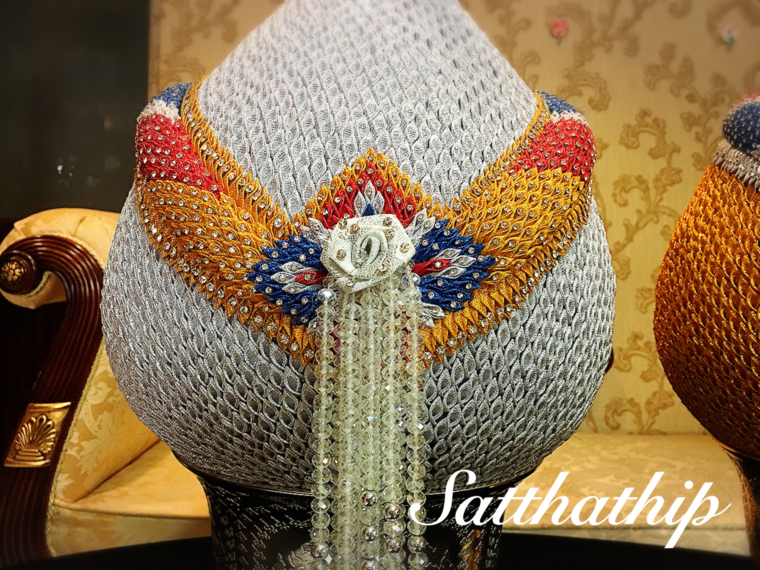 พานพุ่ม - พานพุ่มเงินทอง ประดับเกล็ดผ้าลายธงชาติ - พานพุ่มลายธงชาติ ประดับคริสตัล - Phan bush