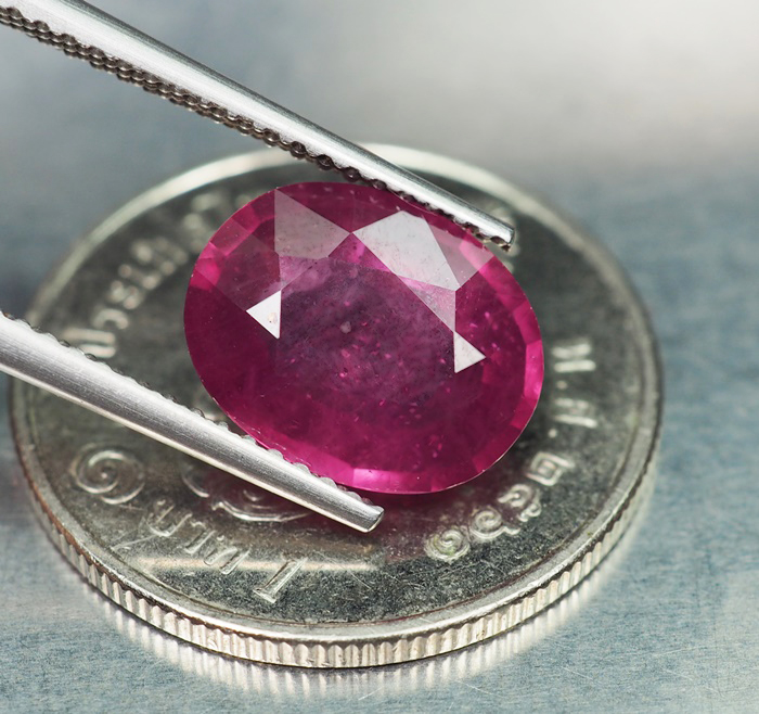 พลอยทับทิม (Ruby) 3.65 กะรัตสีแดงเข้ม