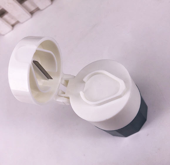 กล่องใส่ยาพร้อมที่ตัดยา,กล่องตัดยา,ที่ตัดเม็ดยา,ที่ตัดยา,มีดหั่นยา