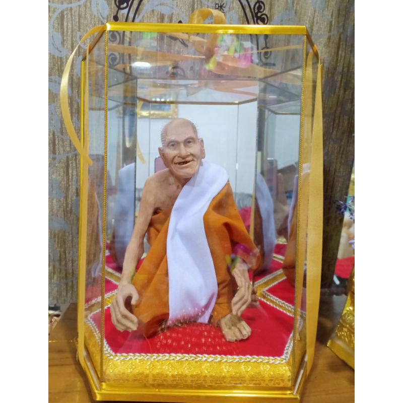 พระเกจิพร้อมตู้ ของขวัญ ของที่ระลึก องค์พระด้านในหน้าตัก5นิ้ว