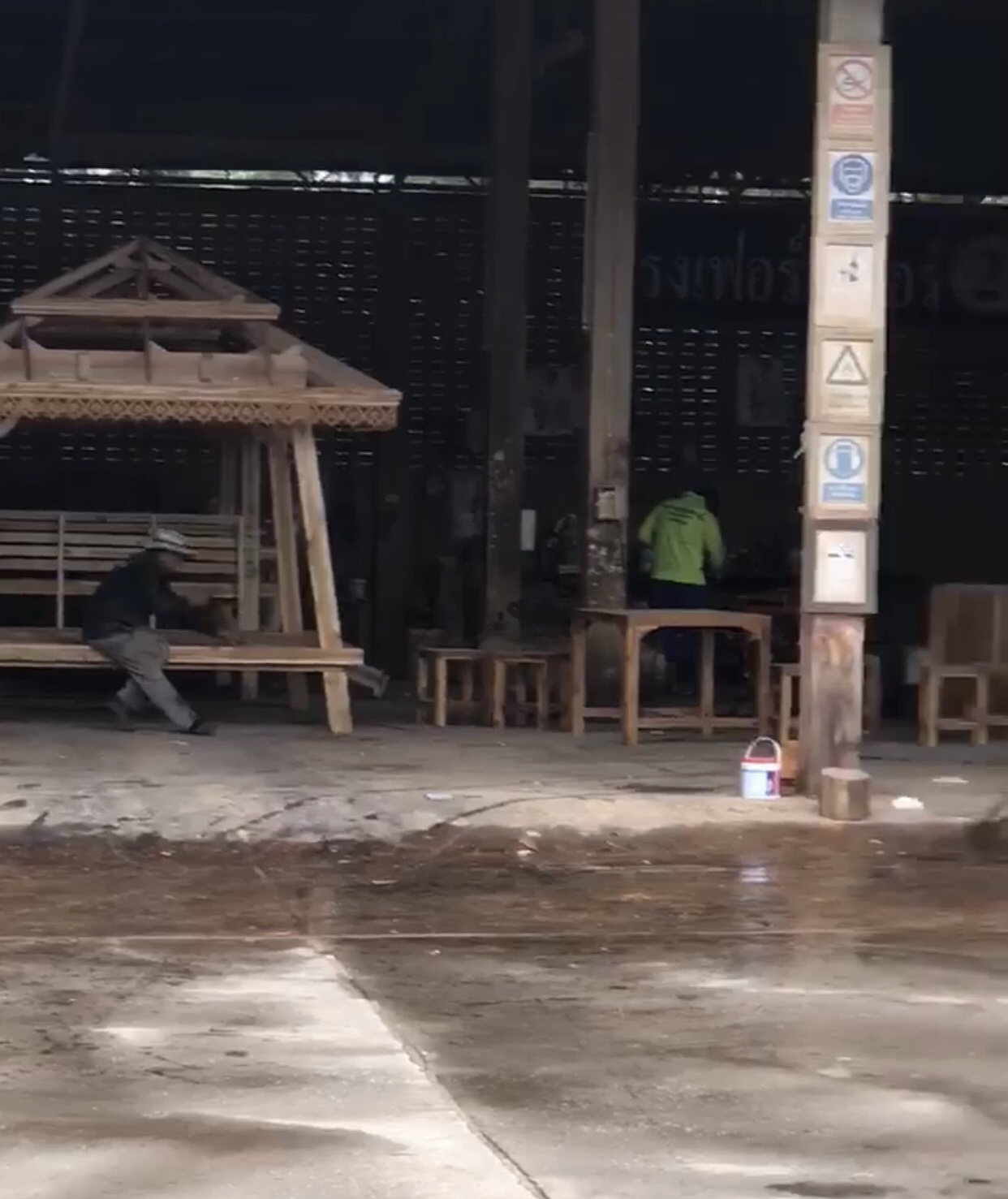 ( รหัส E2-G ) ศาลา ไม้สักสีเงา เสากลมเอียง อโยธยา หลังคาทรงไทยสีน้ำตาล / ขนาด 2.40x2.40x3.00 เมตร