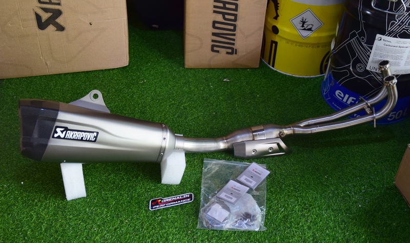 ท่อ Akrapovic full ไทเทเนียม สำหรับ Tmax 530 560 2017+ ปลายสองรู (For Exhibition only)