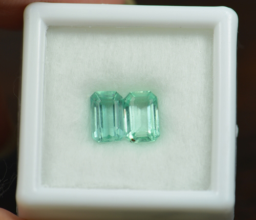 พลอยมรกตดิบ (Emerald) 1.75 กะรัต 2 ชิ้น No oil