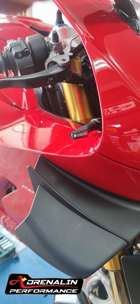 ไฟเลี้ยว rizoma สำหรับ Panigale V4 2018+ รุ่น Leggera แบบ low profile ครบชุดพร้อมขาจับ