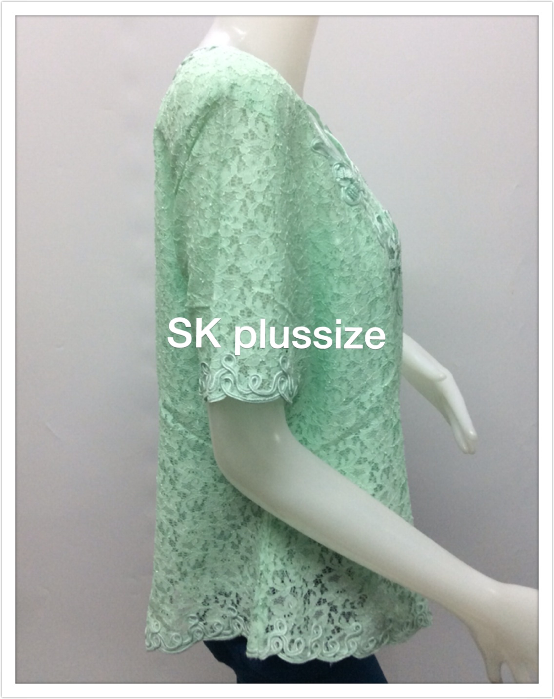 เสื้อลูกไม้ สีเขียว แขนสั้น รอบอก 44 นิ้ว