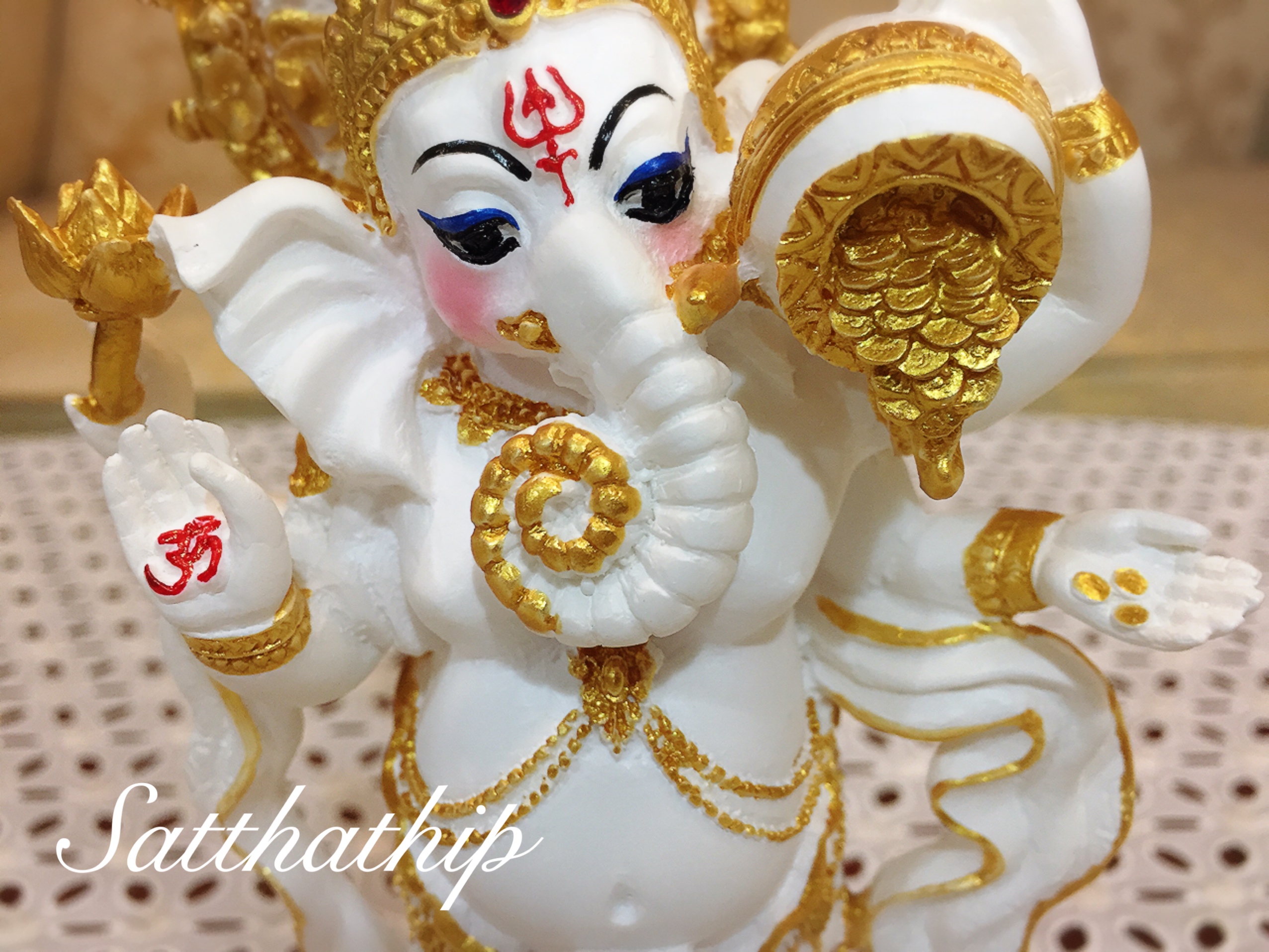 พระพิฆเนศ ปางประทานพร โปรยเงิน (เซรามิก) - Ganesha: Lord of Success