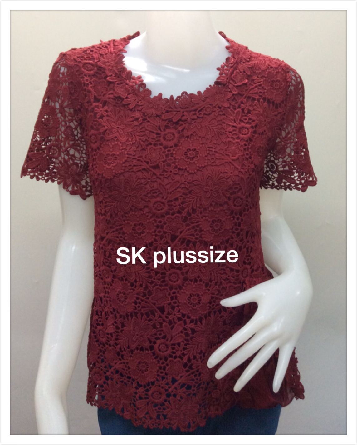 เสื้อลูกไม้ สีแดง แขนสั้น ชายเสื้อแทรกพลีท รอบอก 46 นิ้ว