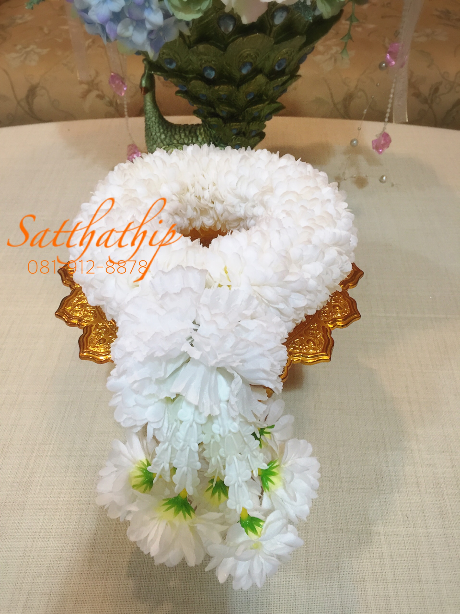 พวงมาลัยผ้า ดอกมัม สีขาว บนพานทอง - พวงมาลัยผ้า - Fabric garland