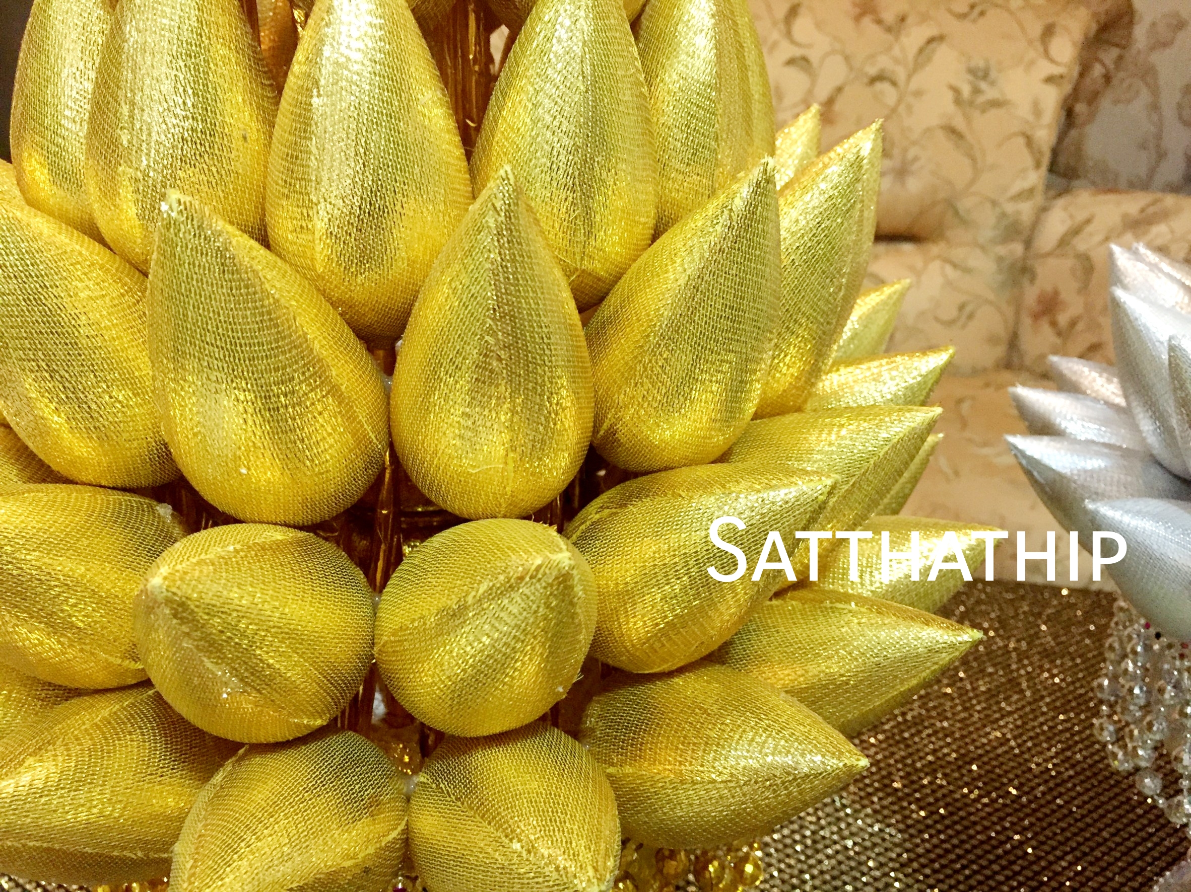 พานพุ่มดอกบัวเงินทอง