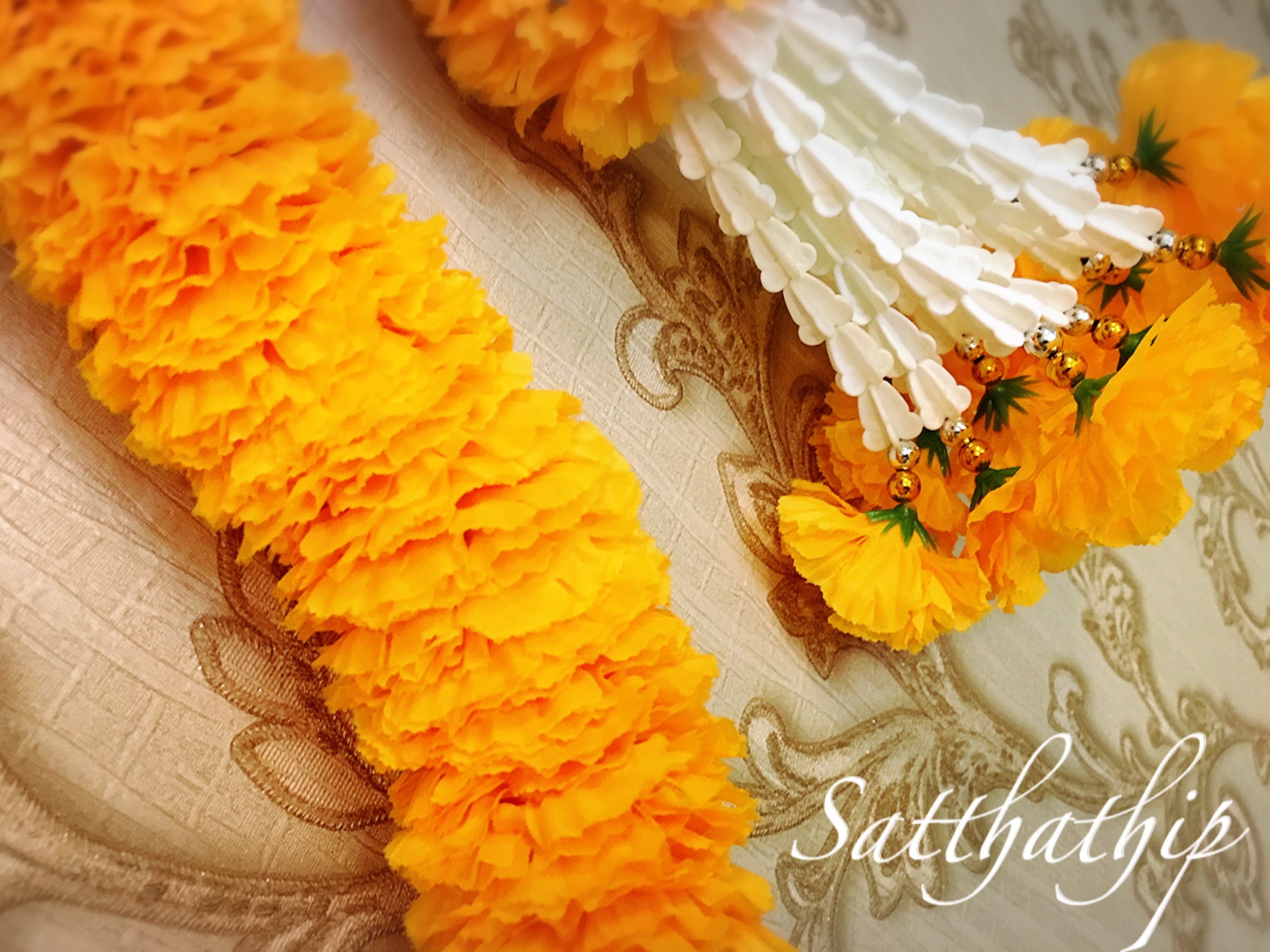 พวงมาลัยผ้าสองชาย [แบบตัดก้านดอก ร้อยแน่น 400 บาท/เมตร]