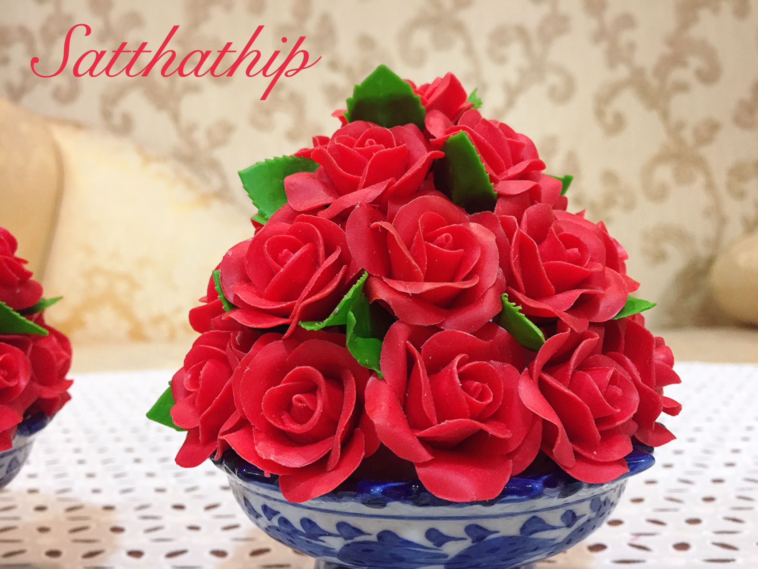 พานพุ่มดอกกุหลาบ ประดิษฐ์จากดิน [4.5 นิ้ว 1,000 บาท/คู่]