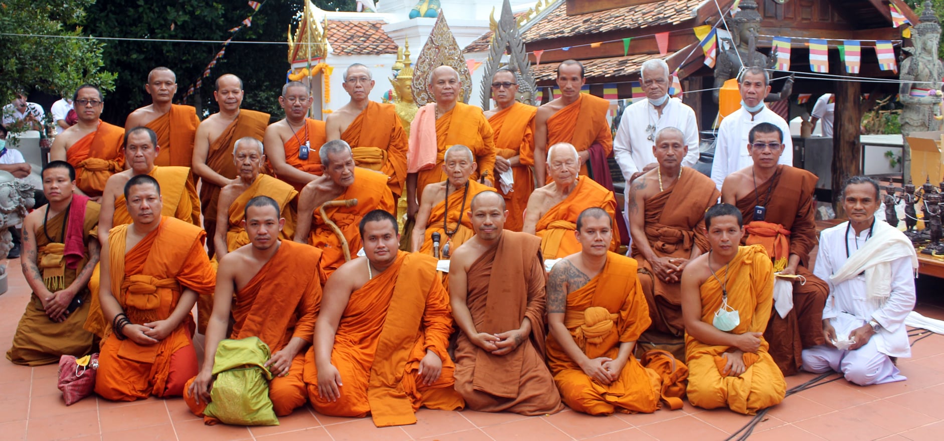 เหรียญพระพรหมปฐมกัปป์(1) พระอาจารย์คลังแสง วัดเขากุฏิ สงขลา เนื้อทองขาว องค์ชุบทอง ลงยาเขียว ปี 2565