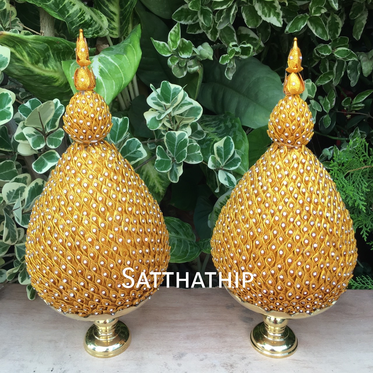 พานพุ่มเกล็ดผ้าสีทอง ประดับคริสตัล