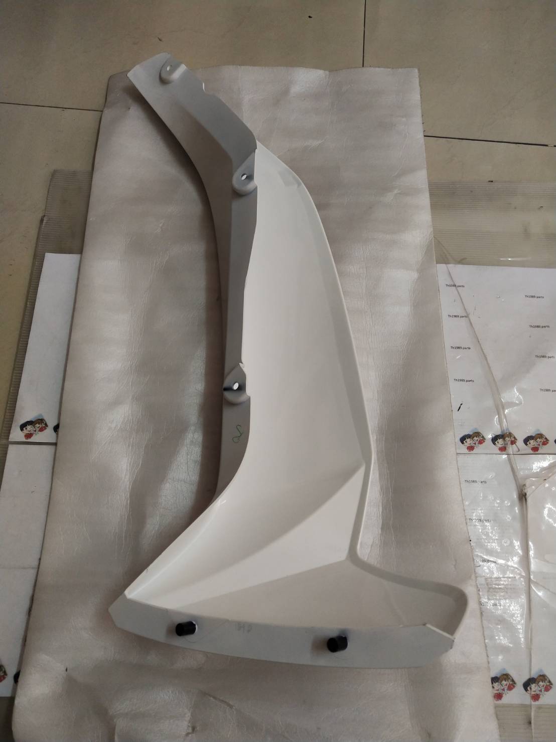 บังลมข้างซ้ายสีขาว สำหรับรุ่น SPARK NANO อะไหล่แท้ YAMAHA 50P-F8311-00-P4