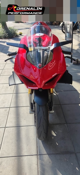 กระจกข้าง Rizoma รุ่น stealth ทำหน้าที่เป็นเหมือนสปอยเลอร์ สร้างแรงกด downforce สำหรับ V4